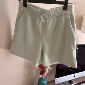 Lululemon Softstreme High-Rise Short 4", Size 6